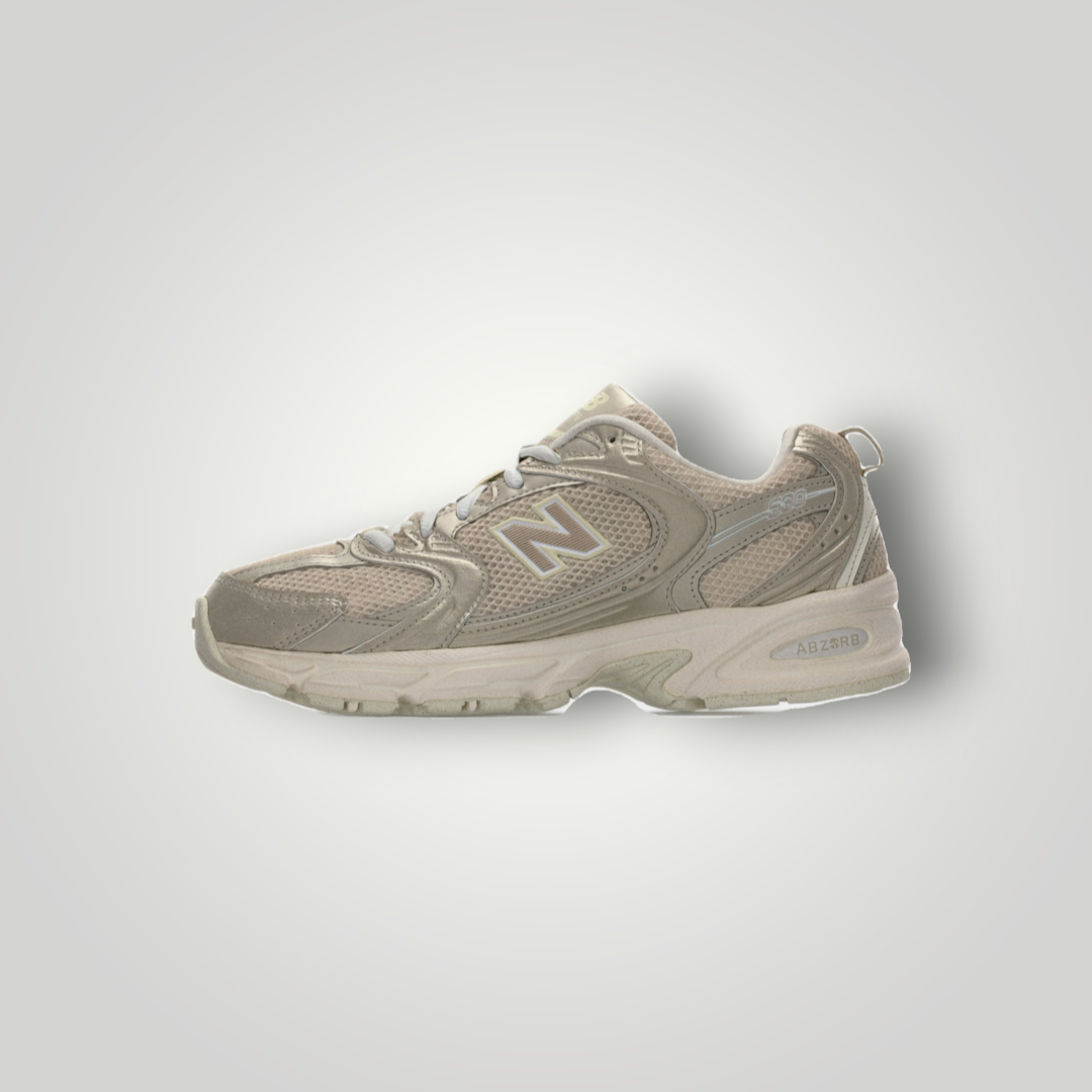 NDO Clothing New Balance U530 Sneaker in Gold Metallic mit Mesh-Obermaterial und ABZORB-Dämpfung in Seitenansicht