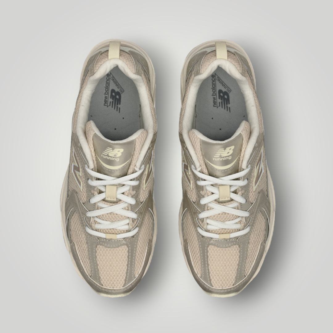 NDO Clothing New Balance U530 Sneaker in Gold-Metallic mit Mesh-Obermaterial und Schnürung in der Draufsicht