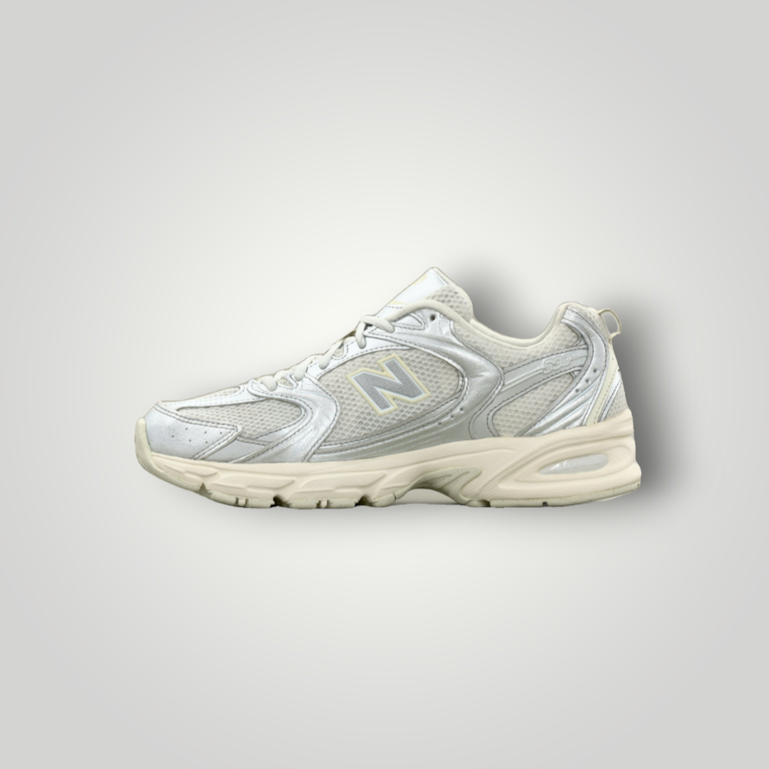 NDO Clothing New Balance U530 Sneaker in Silber-Metallic mit Mesh-Einsätzen und flacher Sohle in Seitenansicht