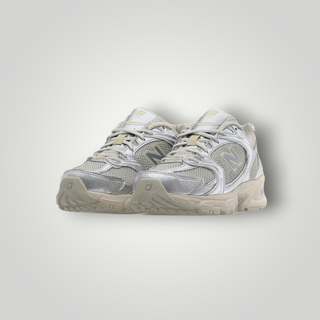 NDO Clothing New Balance U530 Sneaker in silberner Metallic-Optik mit Mesh-Einsätzen und flacher Sohle