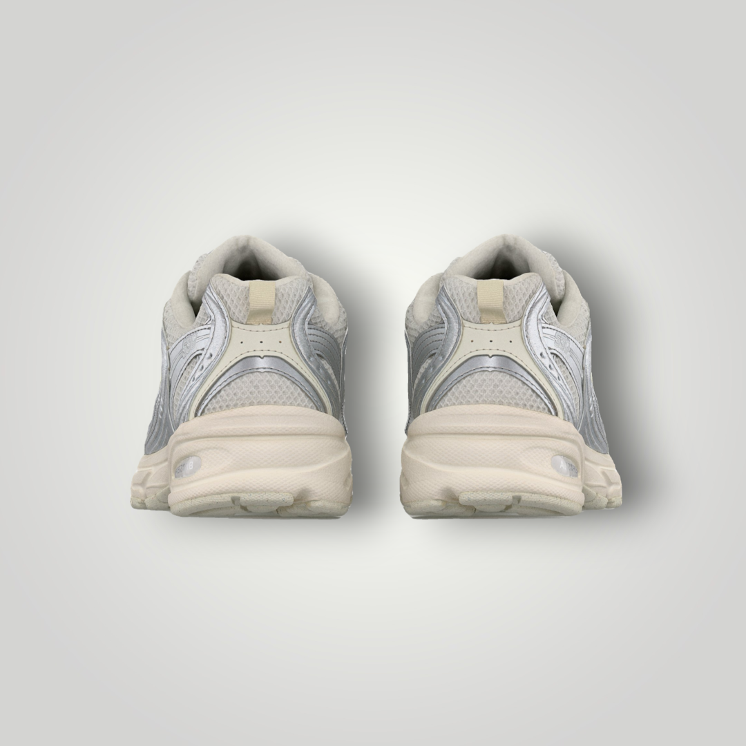 NDO Clothing New Balance U530 Sneaker in Silber-Metallic mit Mesh-Details und flacher Sohle, Rückansicht