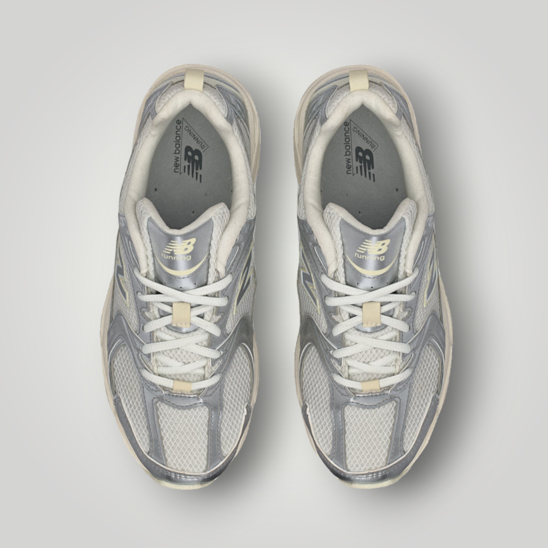 NDO Clothing New Balance U530 Sneaker in Silber-Metallic mit Mesh-Einsätzen und Schnürung in der Draufsicht