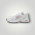 NDO Clothing New Balance U530 Sneaker in Weiß mit Mesh-Obermaterial, rosa Akzenten und ABZORB-Dämpfung