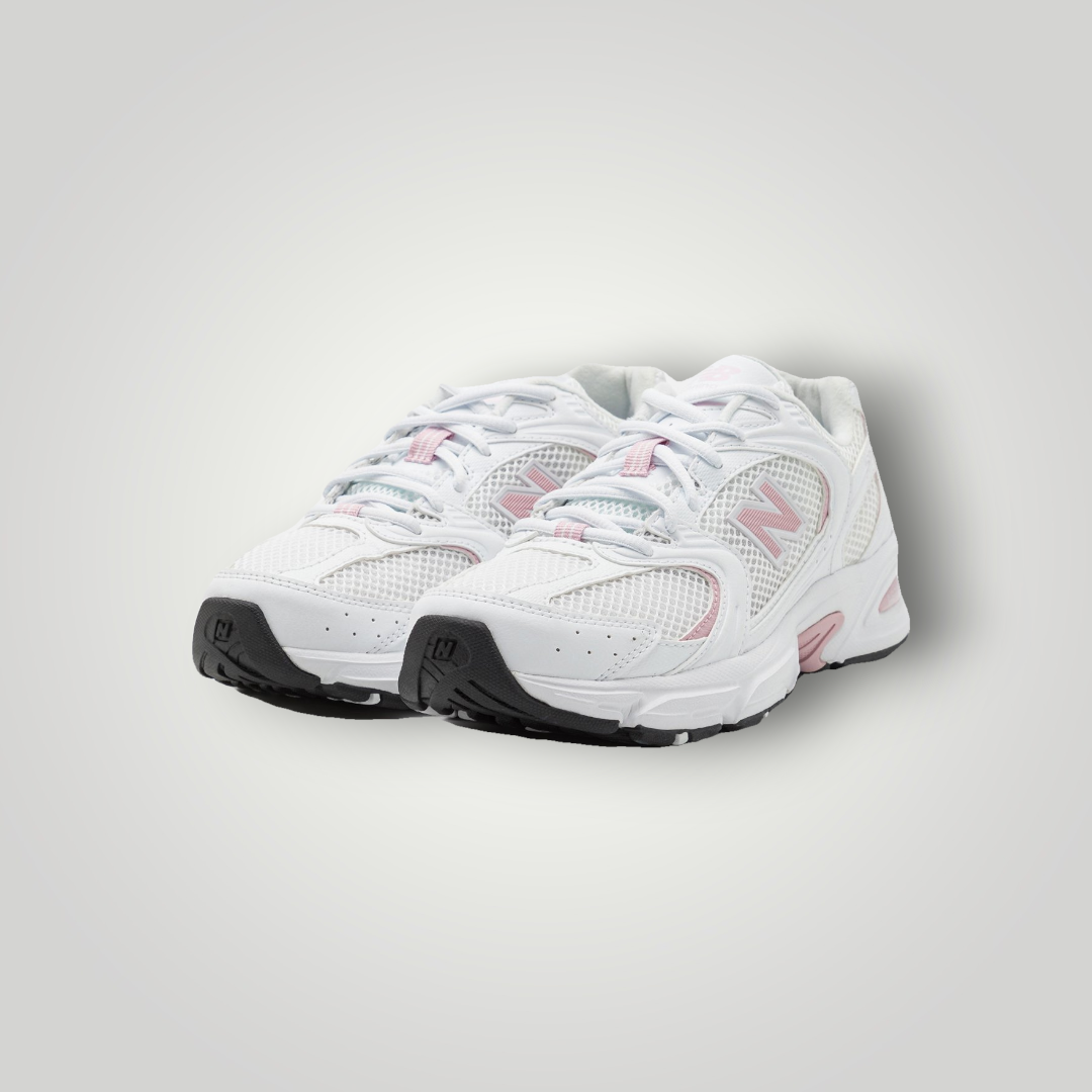 NDO Clothing New Balance U530 Sneaker in Weiß mit rosa Akzenten, Mesh-Obermaterial und robuster Gummisohle.