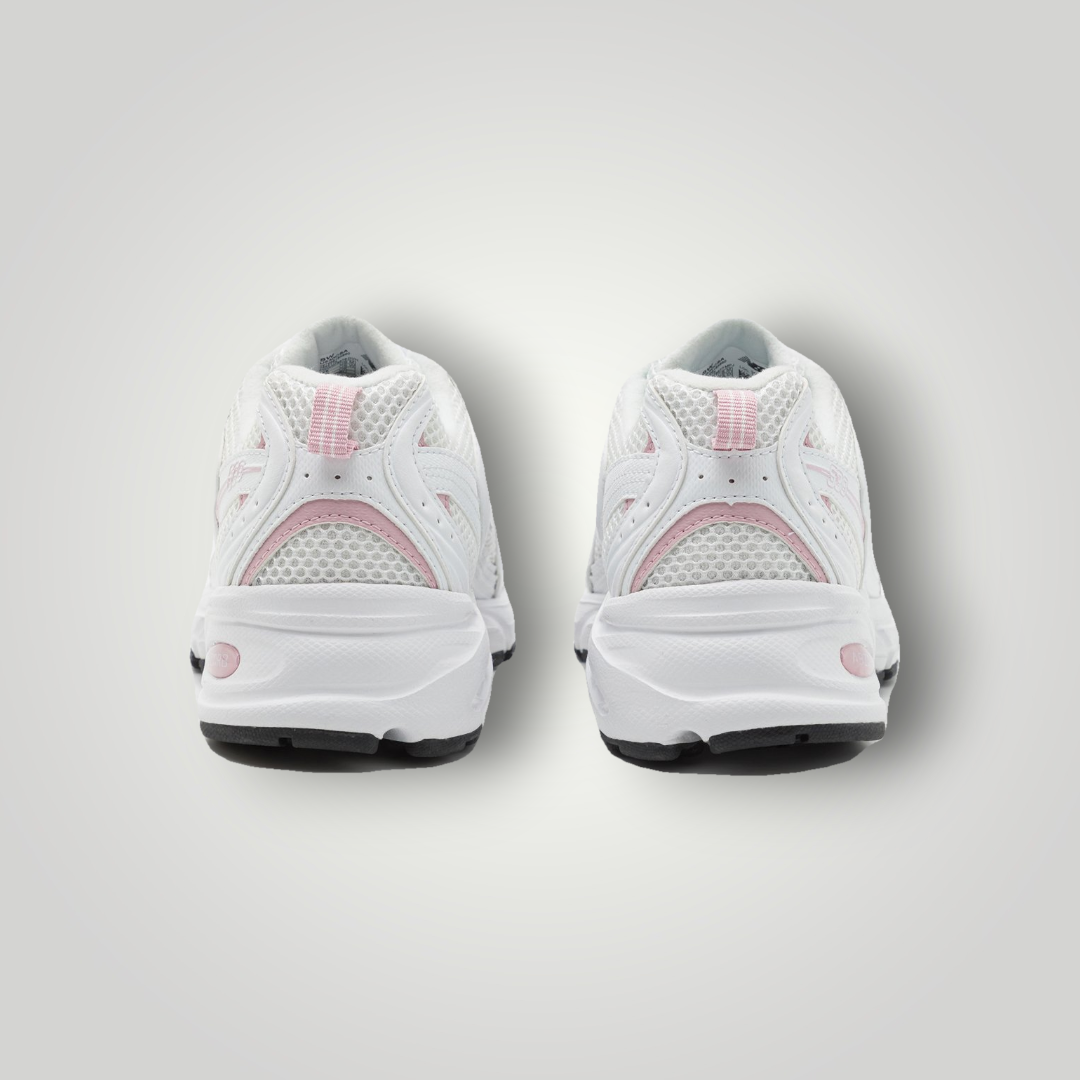 NDO Clothing New Balance U530 Sneaker in Weiß mit rosa Akzenten, Rückansicht der Mesh- und Kunstleder-Sportschuhe