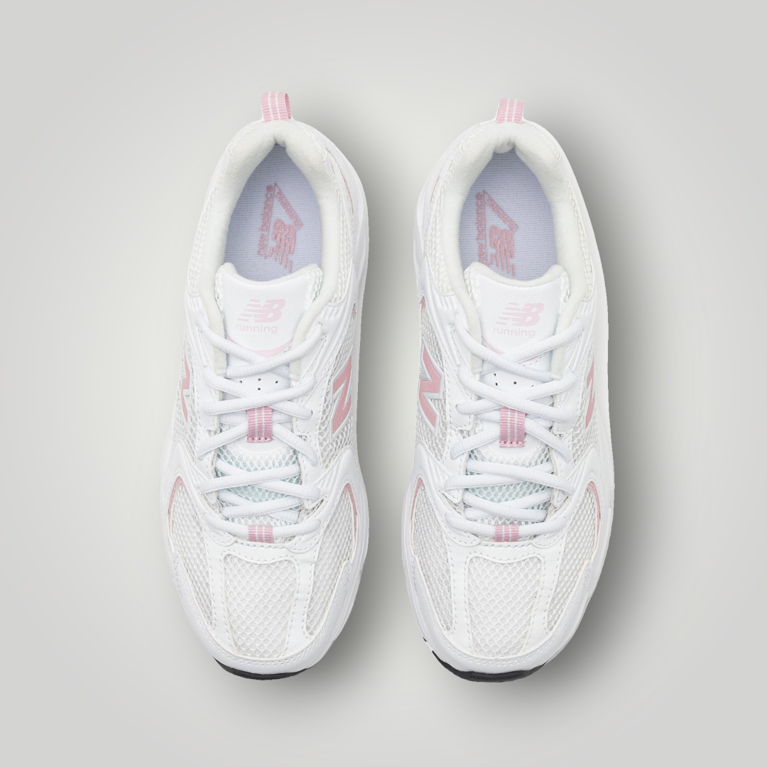 NDO Clothing New Balance U530 Sneaker in Weiß mit rosa Akzenten, Mesh-Obermaterial und Schnürung, Draufsicht.