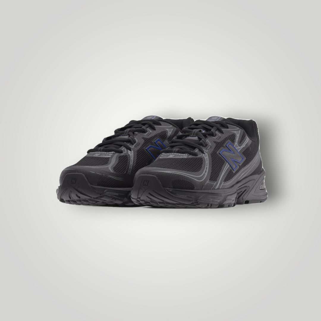 NDO Clothing New Balance U740 Unisex Sneaker in Schwarz mit silbernen Akzenten, blauem Logo und atmungsaktivem Mesh.