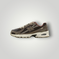 NDO Clothing New Balance U740 Unisex Sneaker in Braun mit Mesh-Obermaterial und Abzorb-Dämpfung in der Seitenansicht