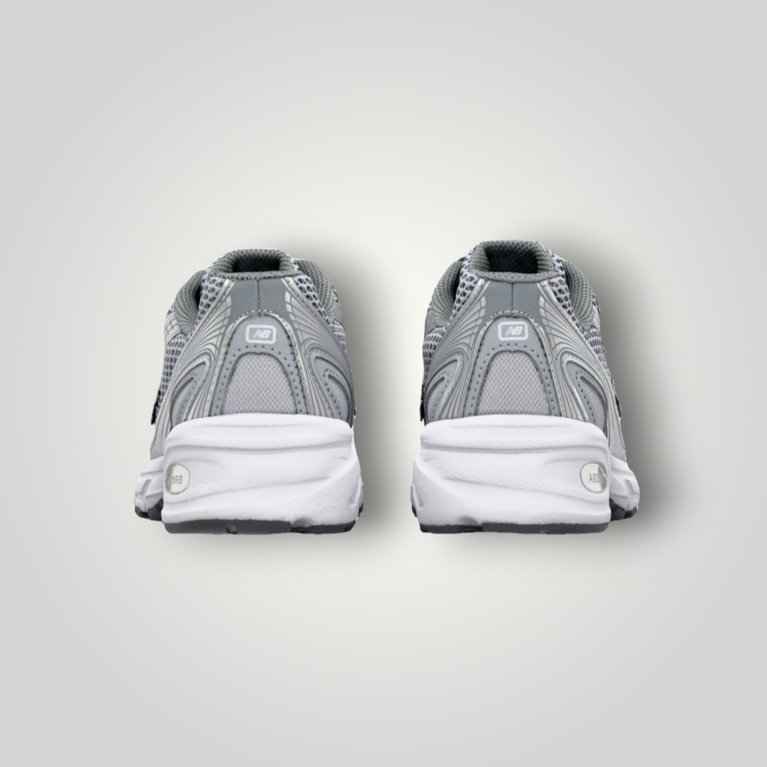 NDO Clothing New Balance U740 Unisex Sneaker in Grau und Silber, Rückansicht mit Mesh-Details und Abzorb-Sohle.