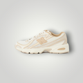 NDO Clothing New Balance Sneaker in Incense aus Mesh und Kunstleder mit flacher Sohle und Schnürung