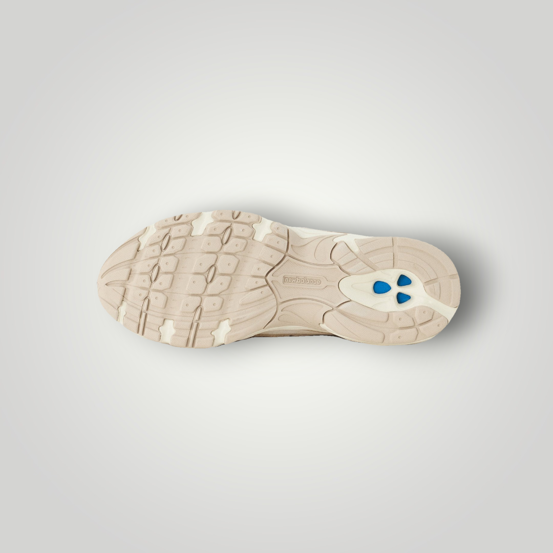 NDO Clothing New Balance Sneaker Sohle in Beige mit rutschfestem Profil und blauen Akzenten