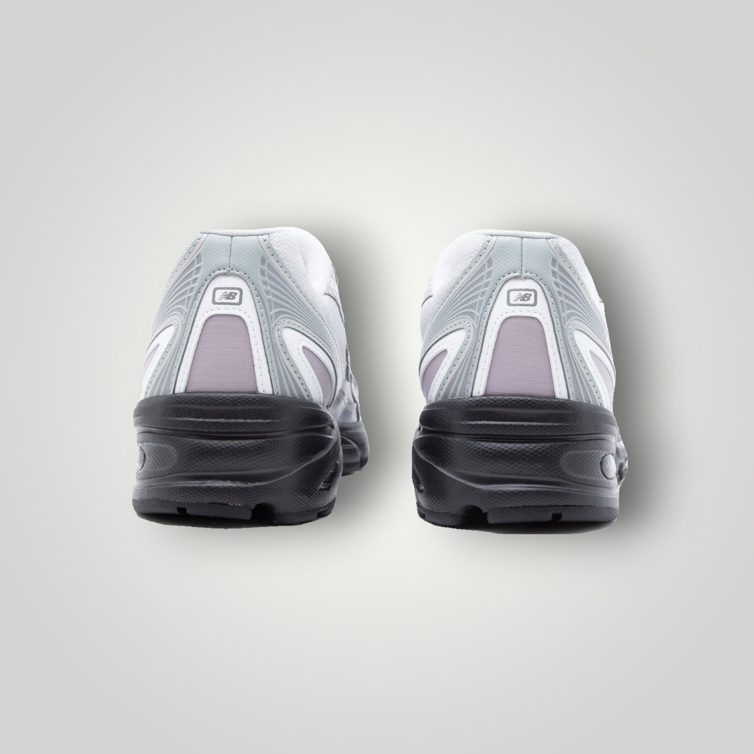 NDO Clothing New Balance U740 Unisex Sneaker in Silber-Metallic und Raincloud von hinten mit schwarzer Sohle