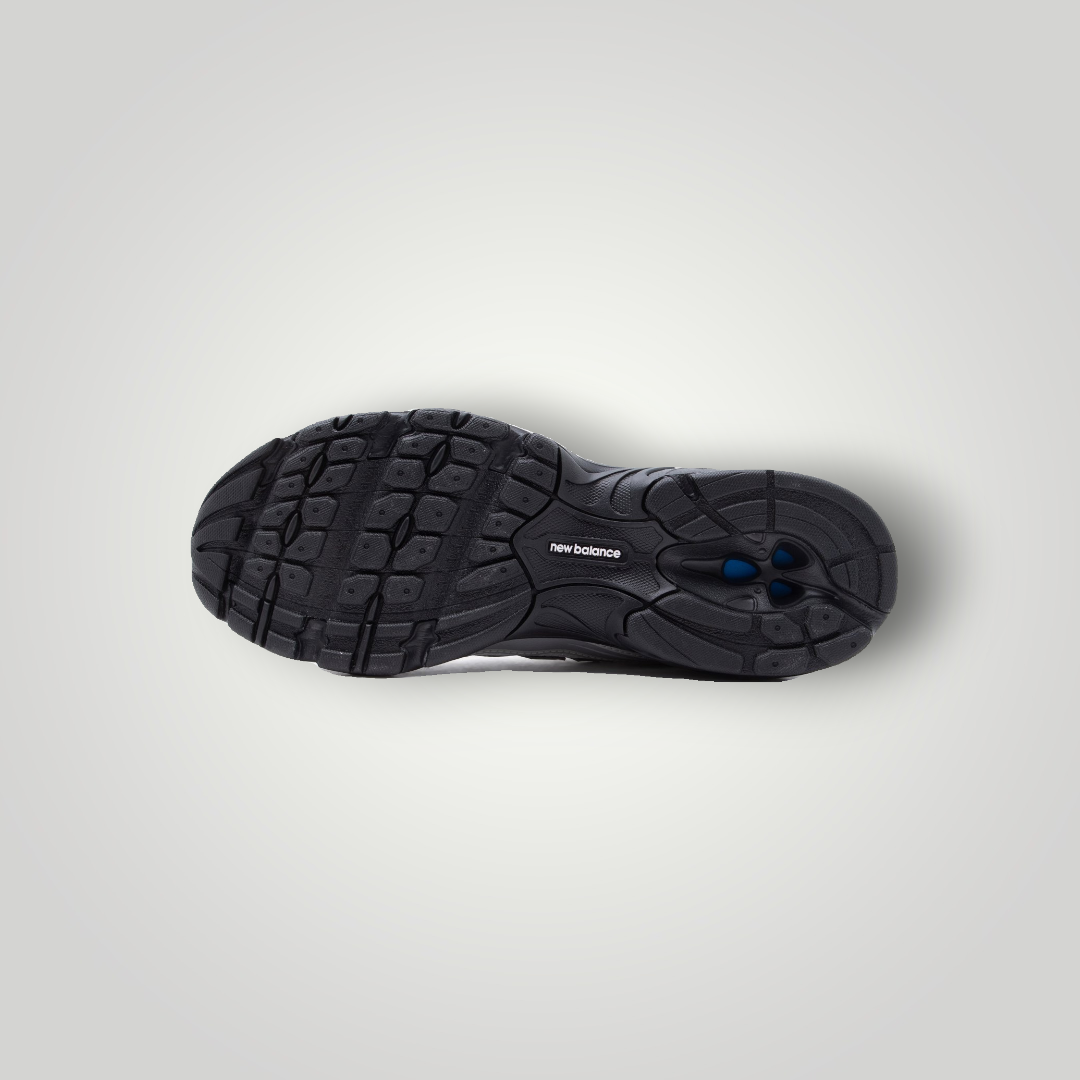 NDO Clothing New Balance U740 Sneaker mit schwarzer, profilierter Gummilaufsohle und blauen Dämpfungselementen
