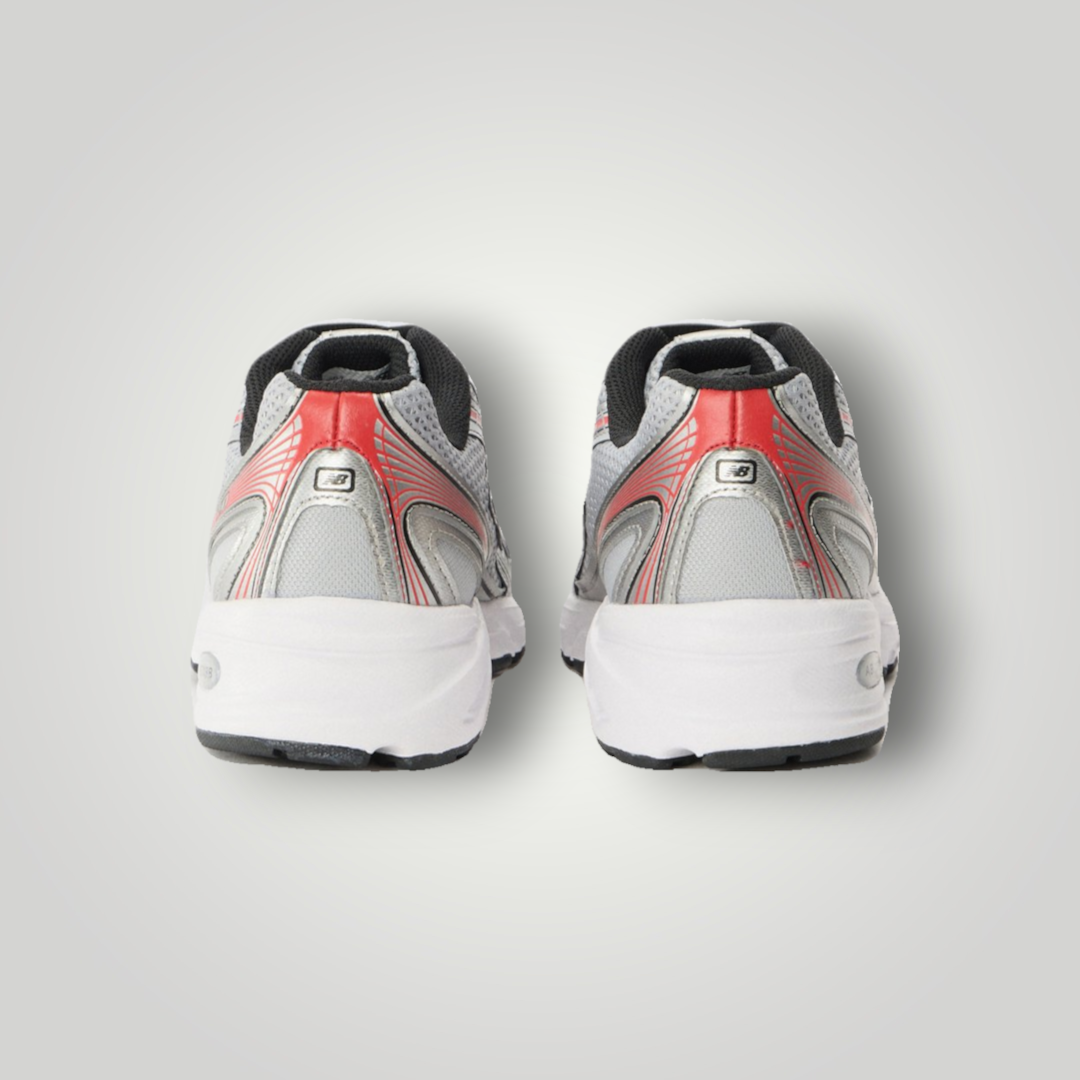 NDO Clothing New Balance U740 Sneaker in Silber und Rot, Rückansicht mit Mesh-Details und robuster Sohle.