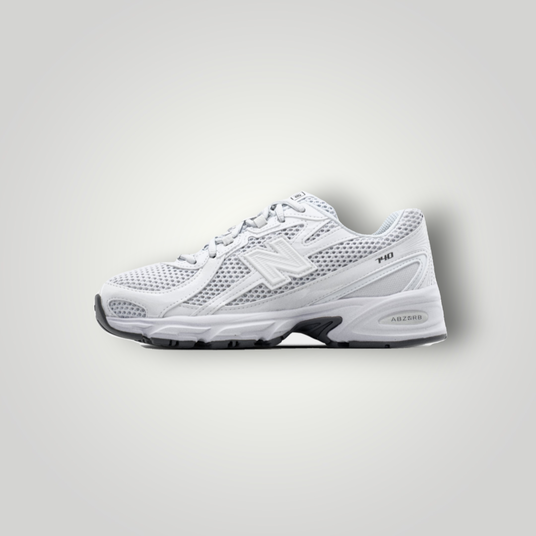 NDO Clothing New Balance U740 Unisex Sneaker in Weiß aus Mesh und Kunstleder mit Abzorb-Dämpfung in der Seitenansicht