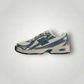 NDO Clothing New Balance U740 Sneaker in Weiß und Teal mit Mesh-Obermaterial und Abzorb-Dämpfung in der Seitenansicht