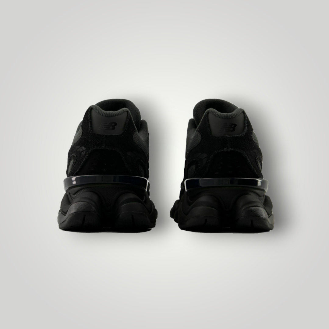 NDO Clothing New Balance U9060 Sneaker in Schwarz aus Veloursleder, Rückansicht mit markanter Sohle