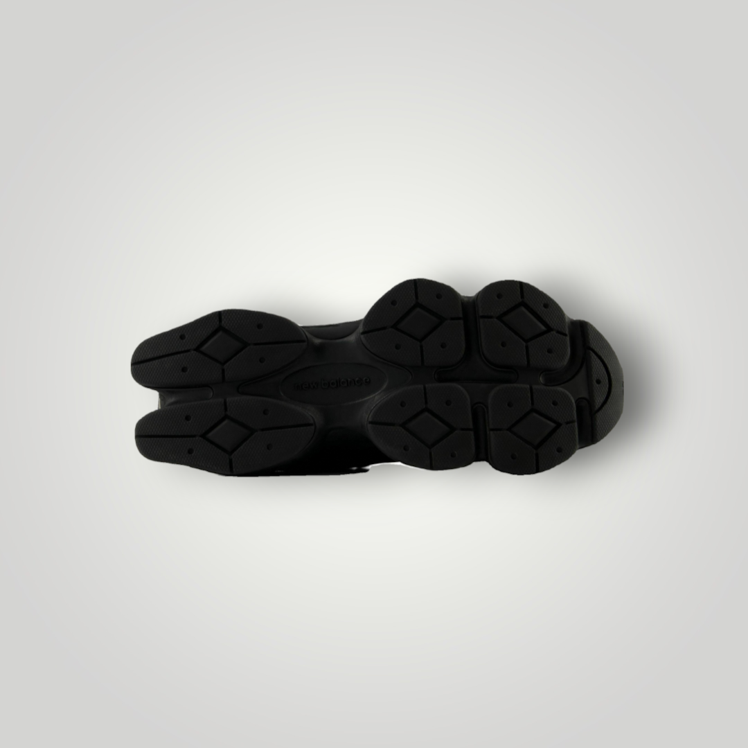 NDO Clothing New Balance U9060 Sneaker in Schwarz mit markanter, profilierter Kunststoff-Laufsohle von unten