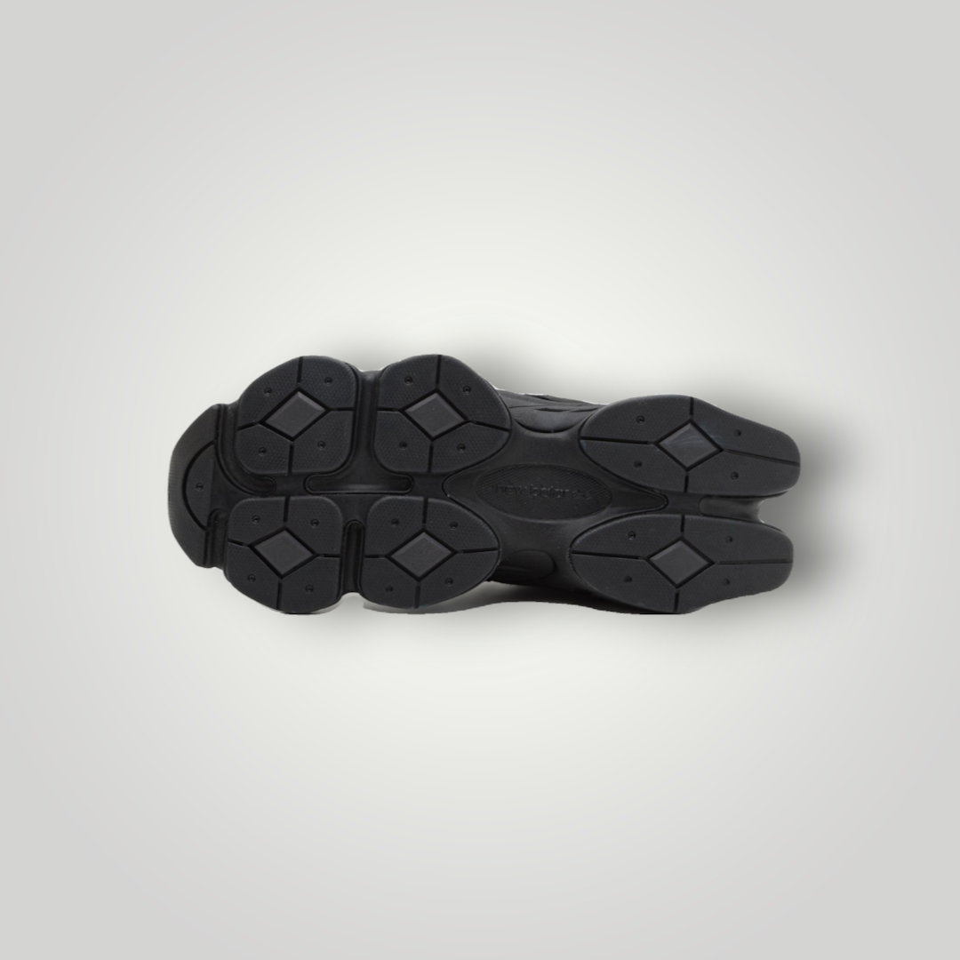 NDO Clothing New Balance U9060 Sneaker in Schwarz mit profilierter, abriebfester Gummilaufsohle von unten