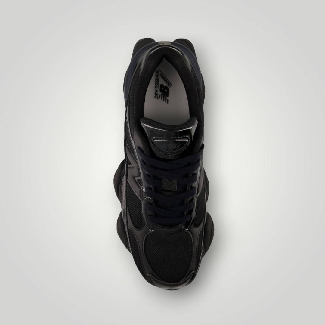 NDO Clothing New Balance U9060 Sneaker in Schwarz mit Mesh- und Veloursleder-Details in der Draufsicht
