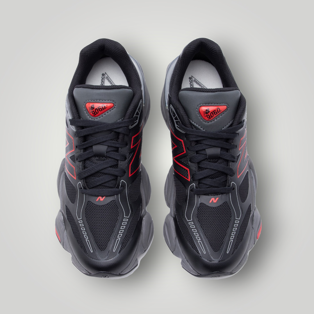 NDO Clothing New Balance U9060 Sneaker in Schwarz mit roten Akzenten aus Mesh und Synthetik in der Draufsicht