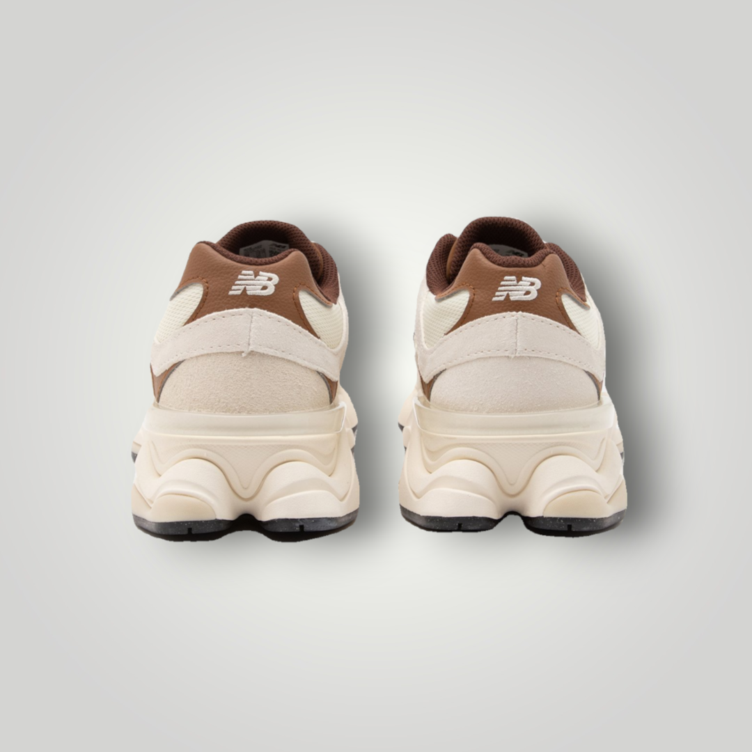 NDO Clothing New Balance U9060 Sneaker in Breakfast Tea mit Wildleder- und Mesh-Details in Braun und Beige