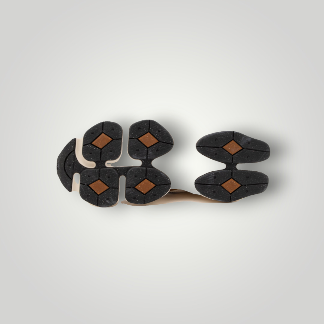 NDO Clothing New Balance U9060 Sneaker in Breakfast Tea mit markanter, rutschfester Profilsohle in Schwarz und Braun