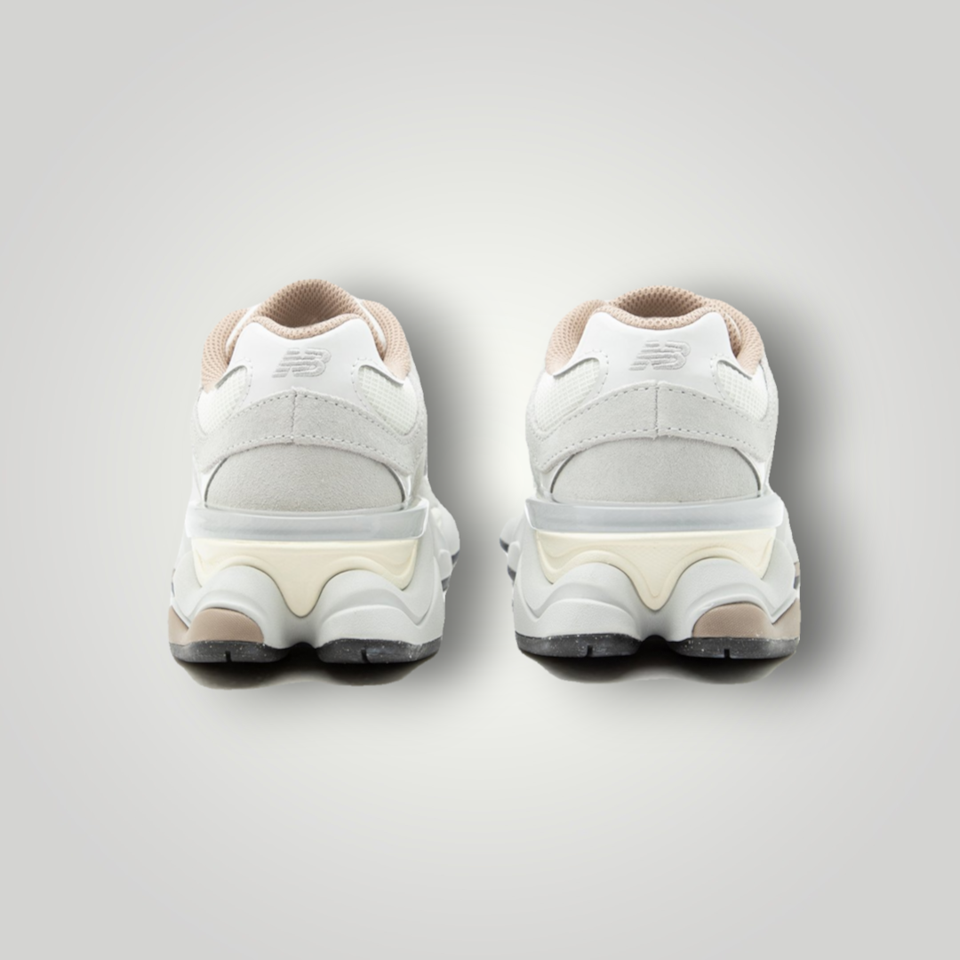 NDO Clothing New Balance U9060 Sneaker in Driftwood und Sea Salt, Rückansicht mit Wildleder-Details und Mesh-Einsätzen