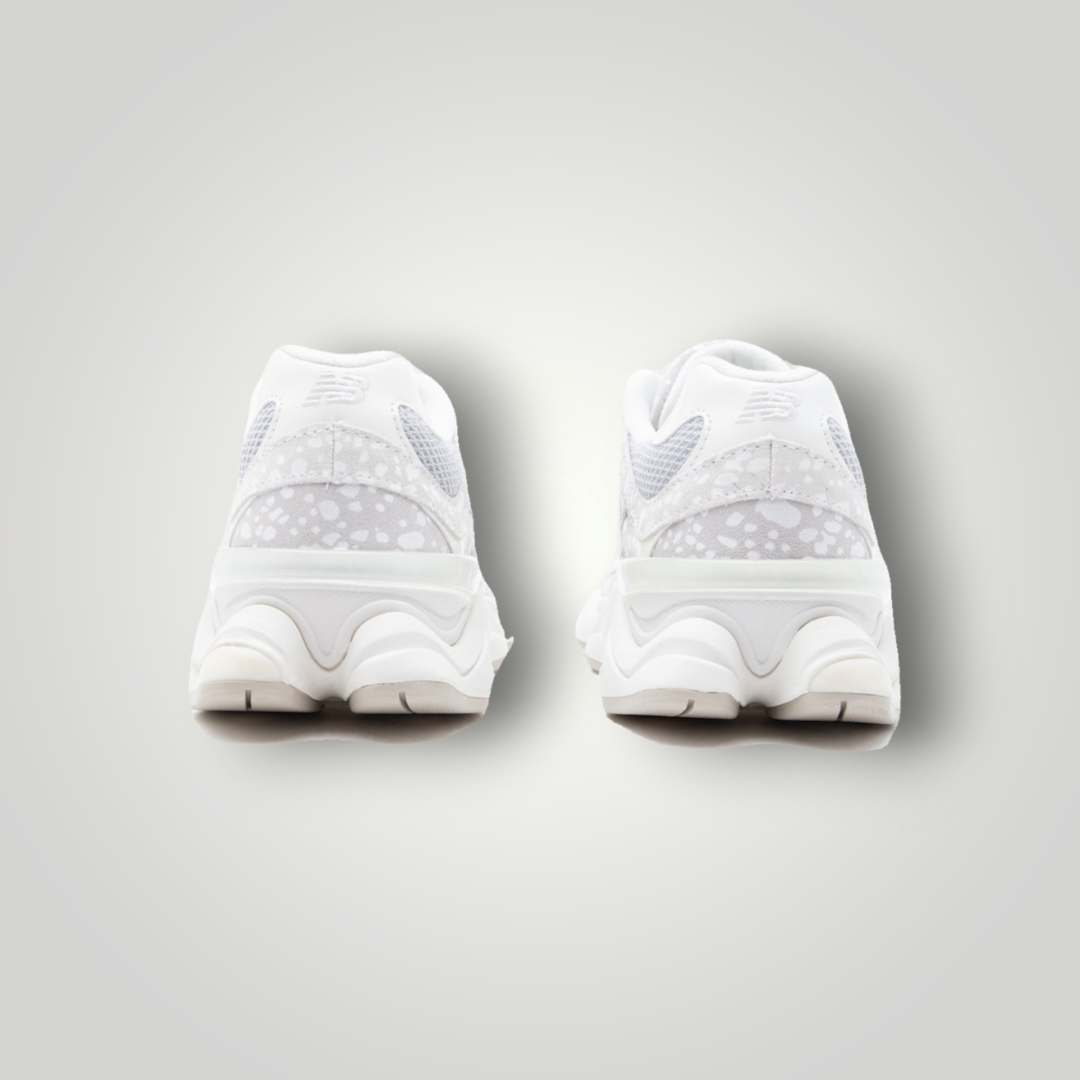 NDO Clothing New Balance U9060 Sneaker in Grau und Weiß mit Wildleder-Details und markanter Sohle, Rückansicht