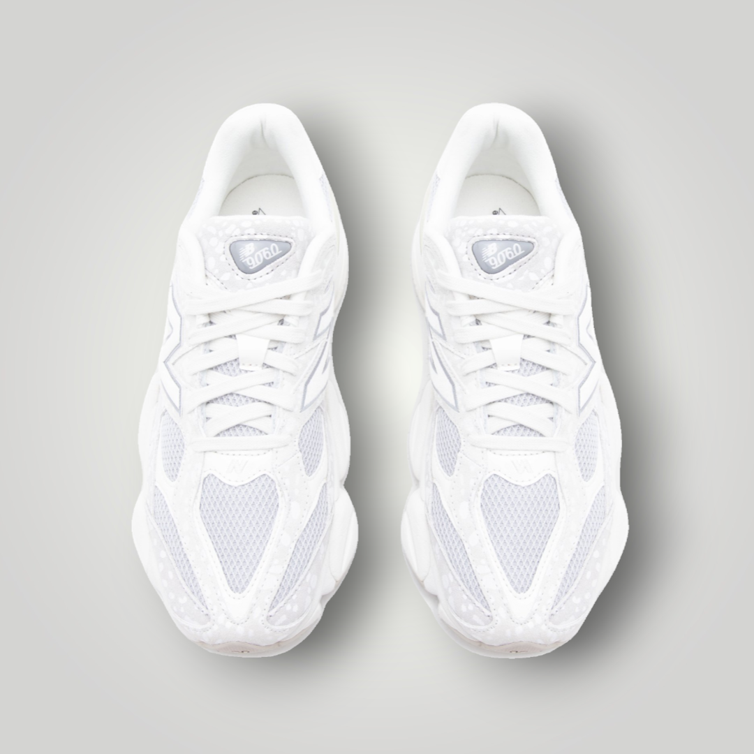 NDO Clothing New Balance U9060 Sneaker in Grau und Weiß mit Mesh-Obermaterial und Wildleder-Details in der Draufsicht