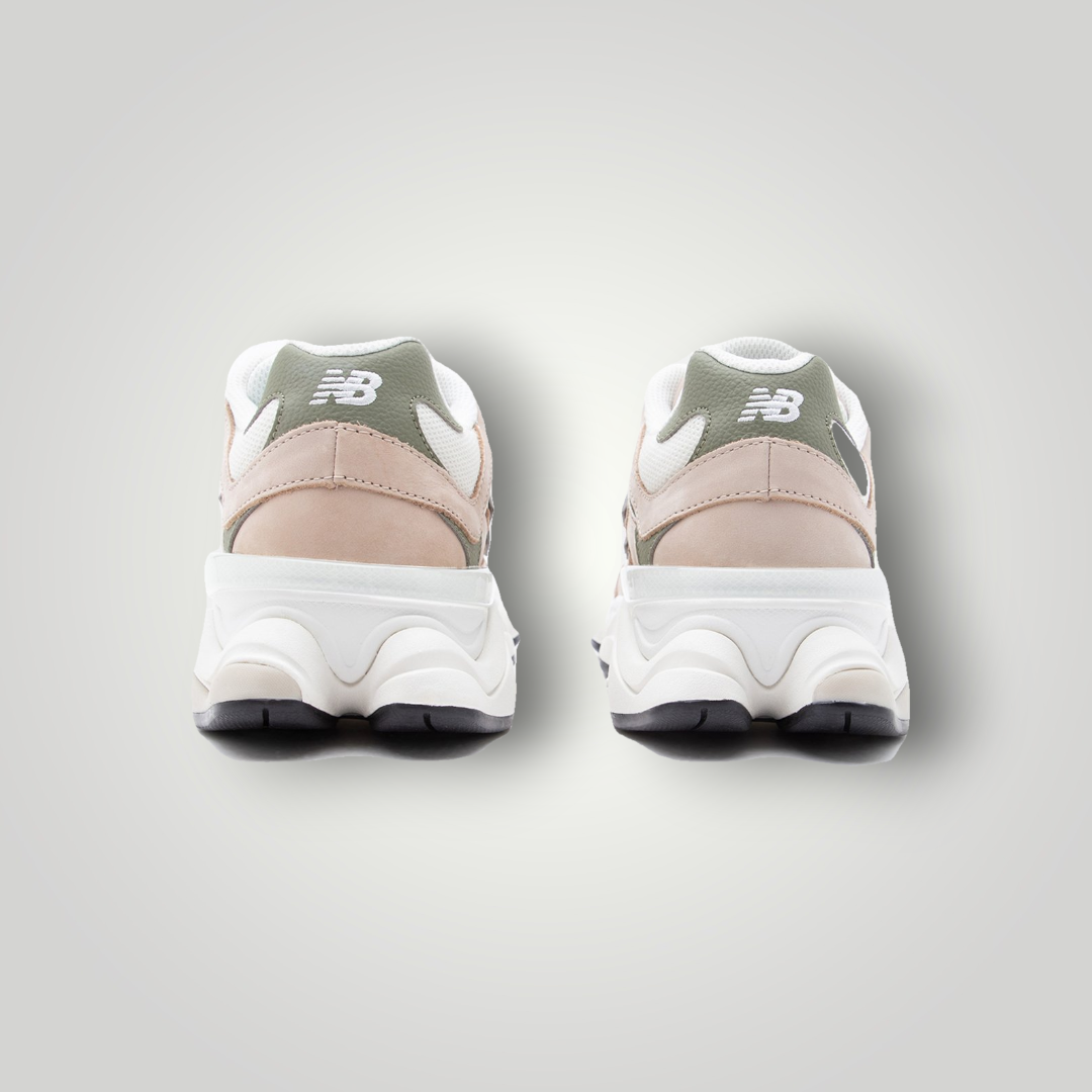 NDO Clothing New Balance U9060 Sneaker in Mindful Grey und Dark Olivine, Rückansicht mit markanter Sohle