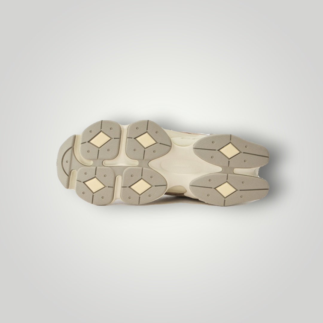 NDO Clothing New Balance U9060 Sneaker in Mushroom mit strukturierter, rutschfester Kunststoff-Laufsohle von unten.