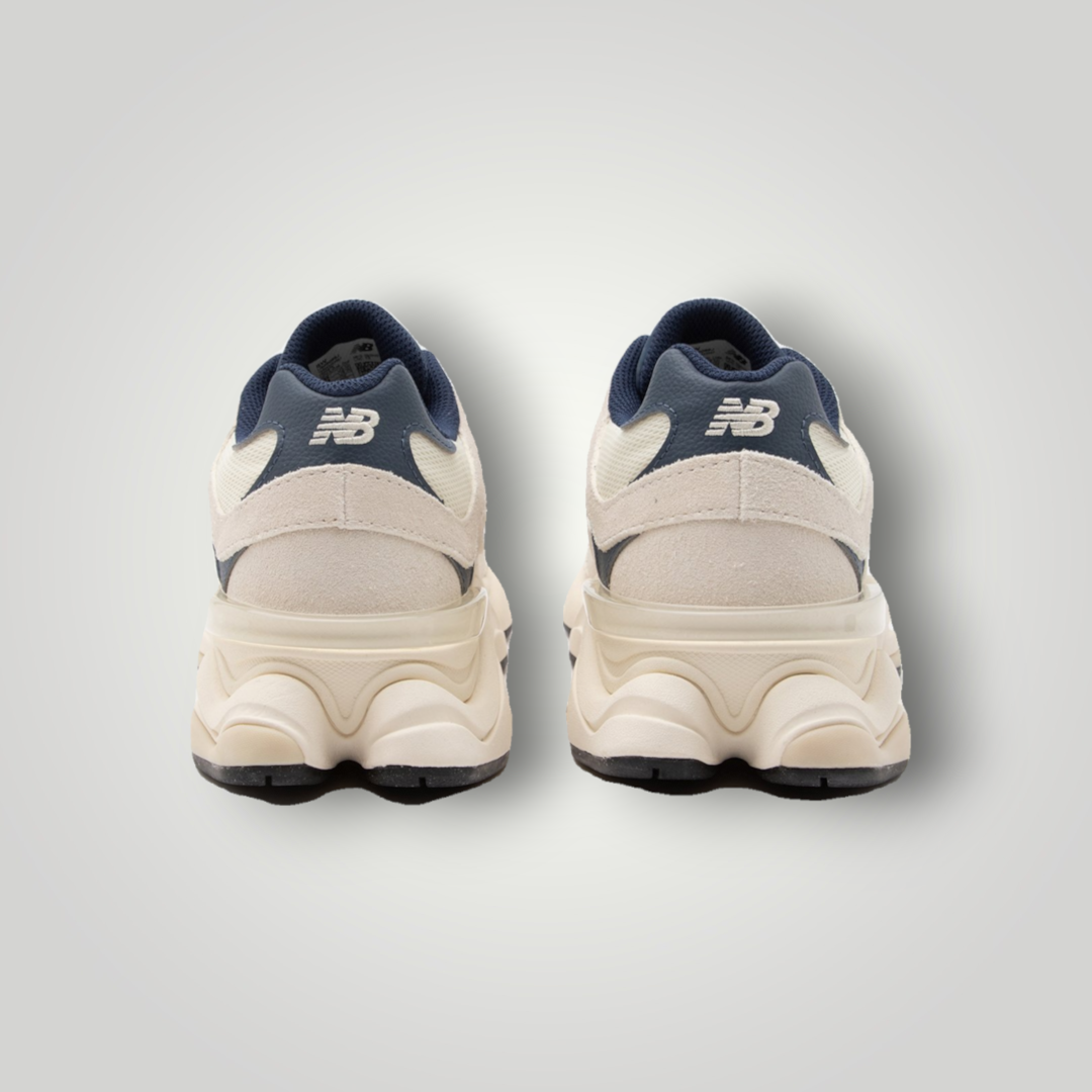NDO Clothing New Balance U9060 Sneaker in Navy und Beige mit Wildleder-Details, Rückansicht der sportlichen Schuhe.