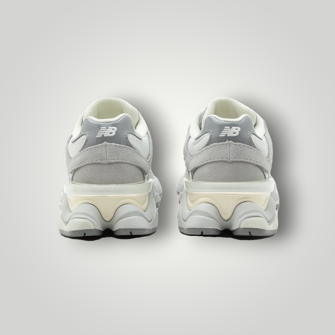 NDO Clothing New Balance U9060 Sneaker in Grau und Weiß, Rückansicht mit Wildleder-Details und markanter Sohle