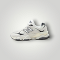 NDO Clothing New Balance U9060 Sneaker in Reflection und Sea Salt aus Mesh, Leder und Wildleder mit Abzorb-Dämpfung.