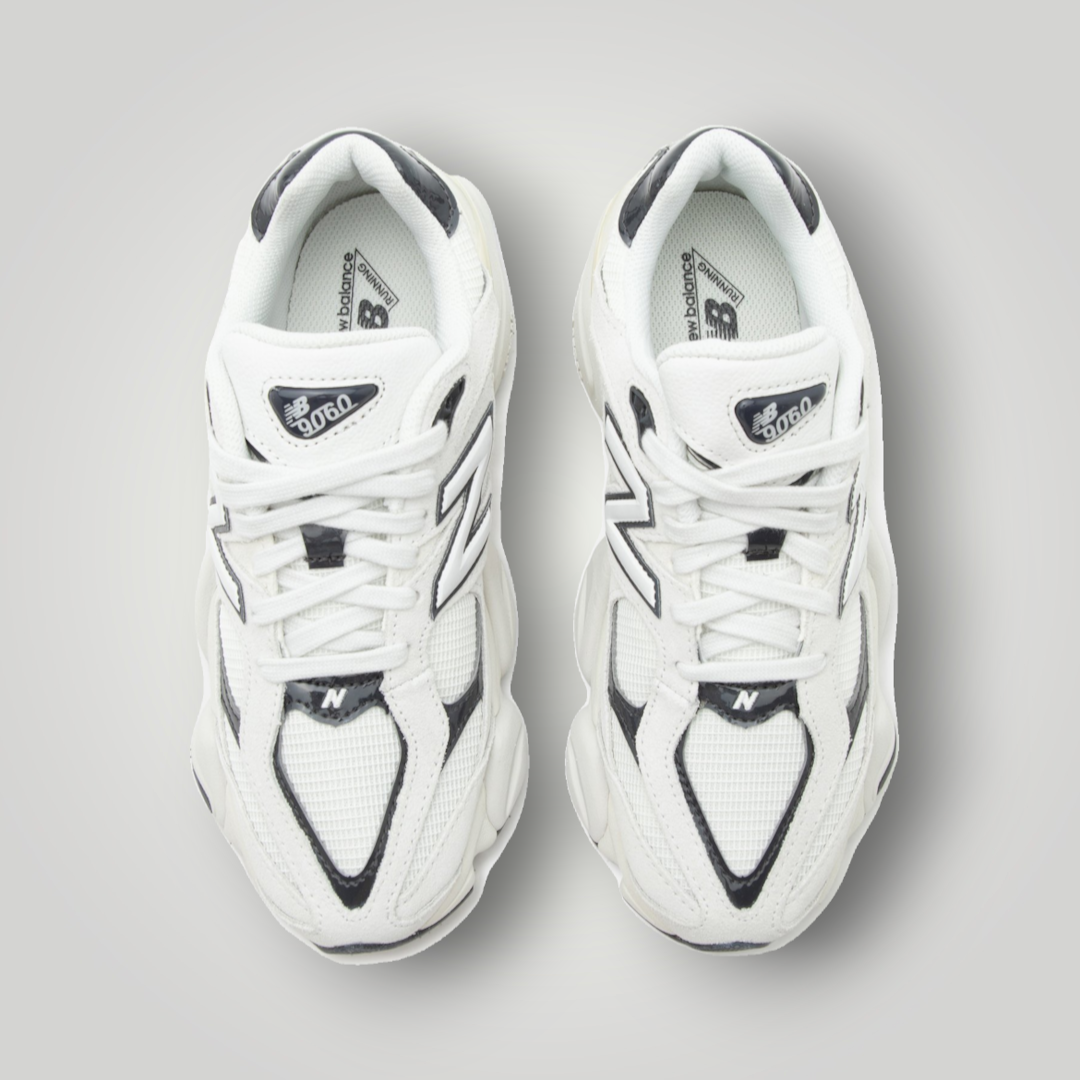 NDO Clothing New Balance U9060 Sneaker in Weiss und Sea Salt mit Mesh-Obermaterial und Wildleder-Details in der Draufsicht