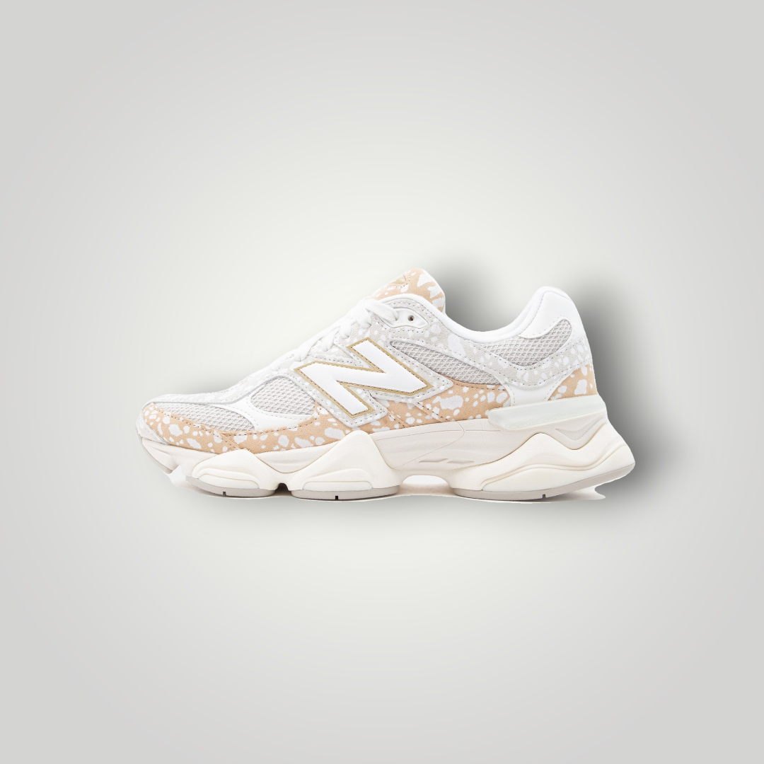 NDO Clothing New Balance U9060 Sneaker in Toasted Sesame und Sea Salt mit Mesh, Wildleder und Animal-Print-Details.