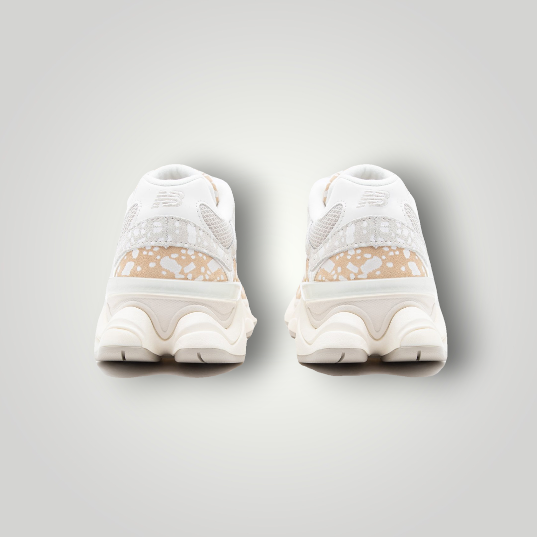 NDO Clothing New Balance U9060 Sneaker in Toasted Sesame und Sea Salt mit Wildleder-Details und Animal-Print-Akzenten
