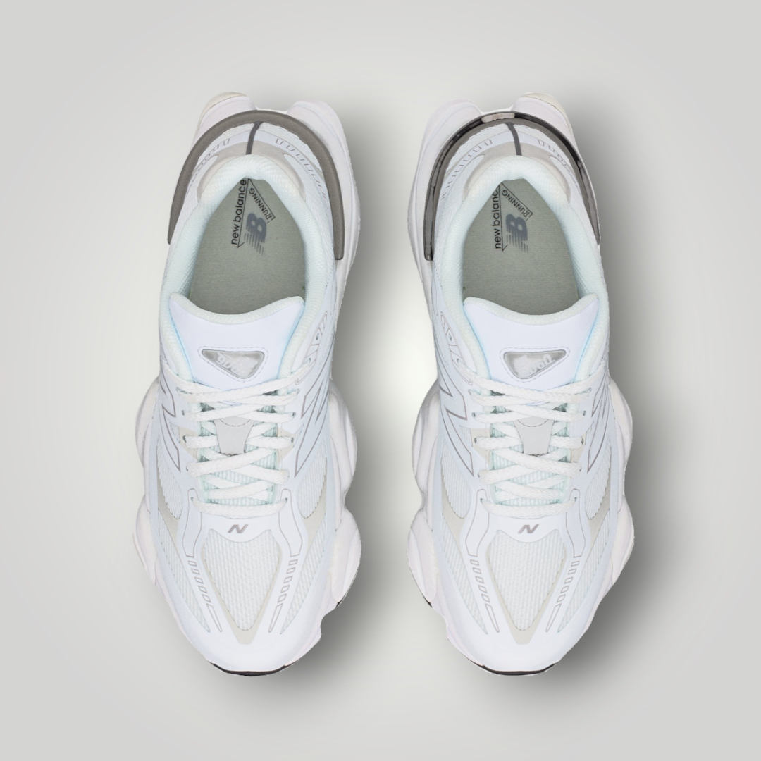 NDO Clothing New Balance U9060 Sneaker in Weiß und Grau mit Mesh-Obermaterial und Schnürung in der Draufsicht