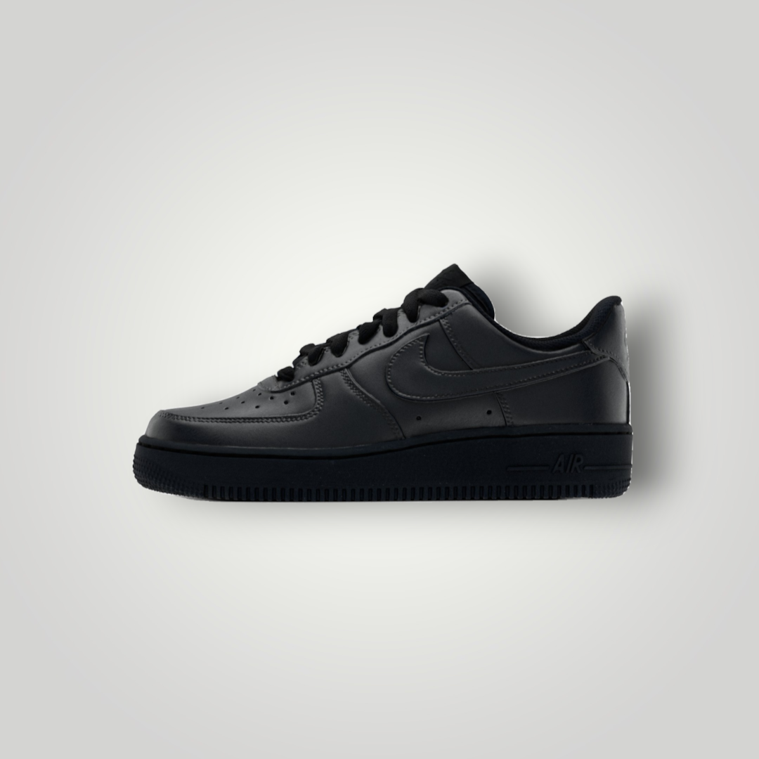 NDO Clothing Nike Air Force 1 07 Sneaker in Schwarz aus glattem Leder mit Schnürung und flacher Sohle