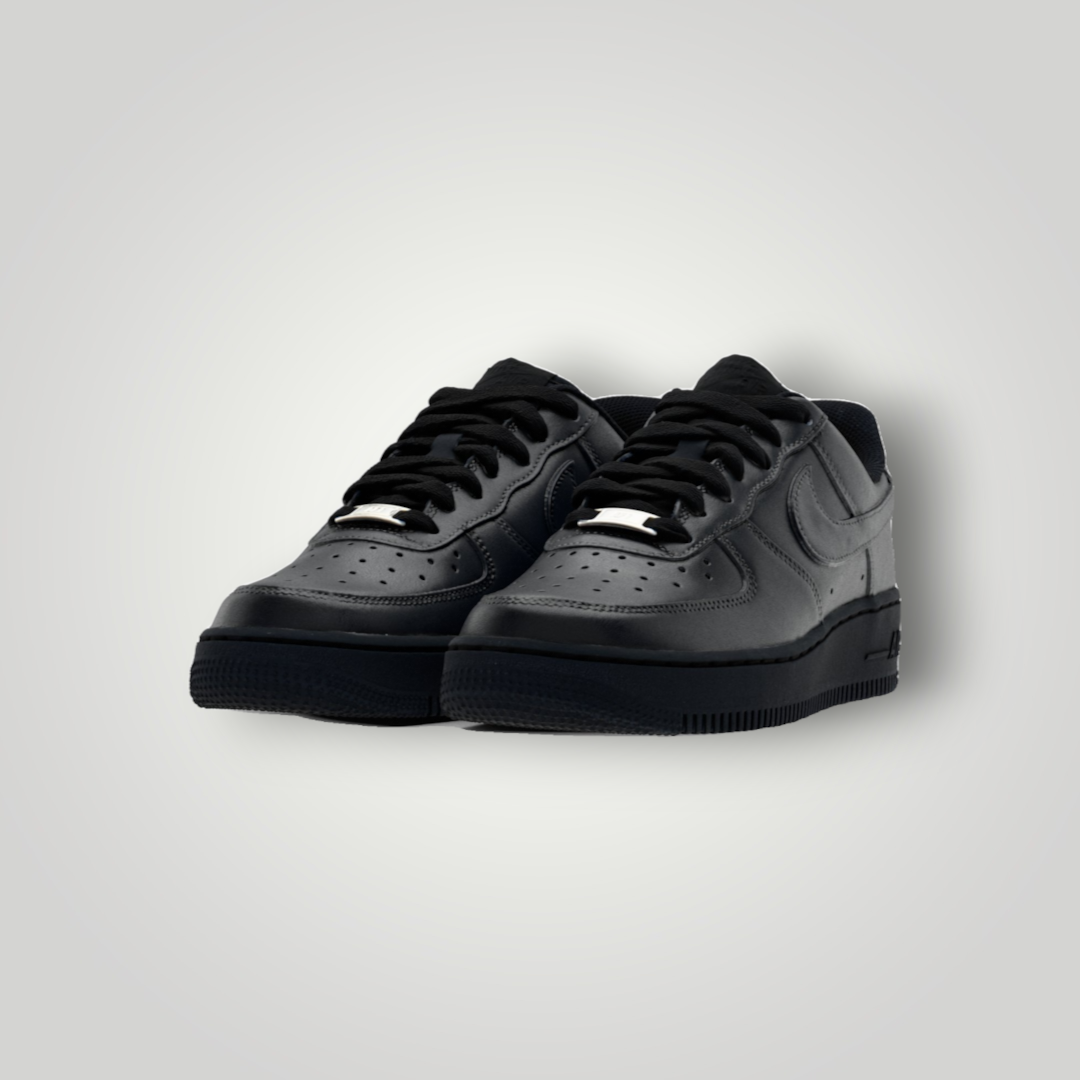 NDO Clothing Nike Air Force 1 07 Sneaker in Schwarz aus glattem Leder mit Schnürung und flacher Sohle