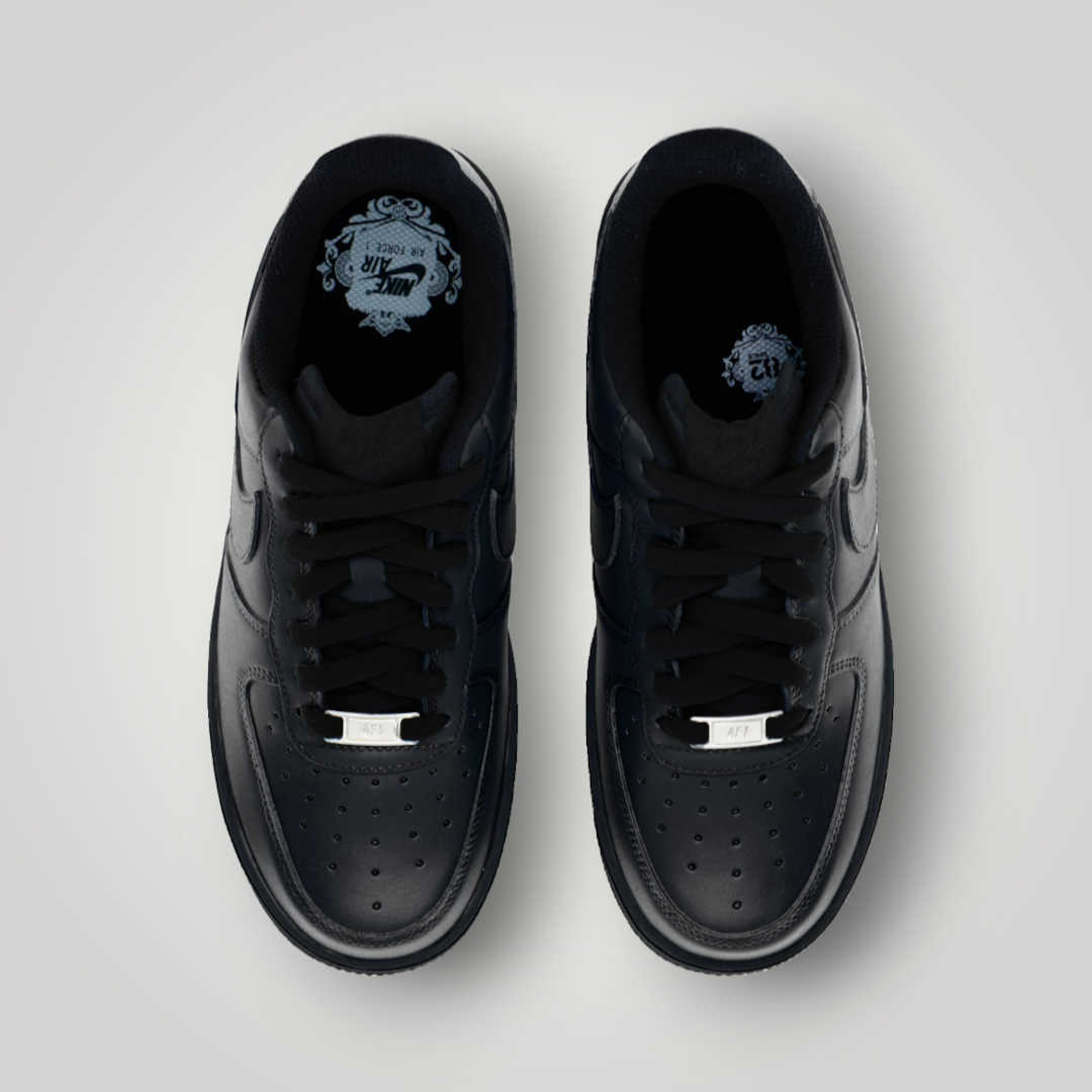 NDO Clothing Nike Air Force 1 07 Sneaker in Schwarz aus glattem Leder mit Schnürung und runder Schuhspitze