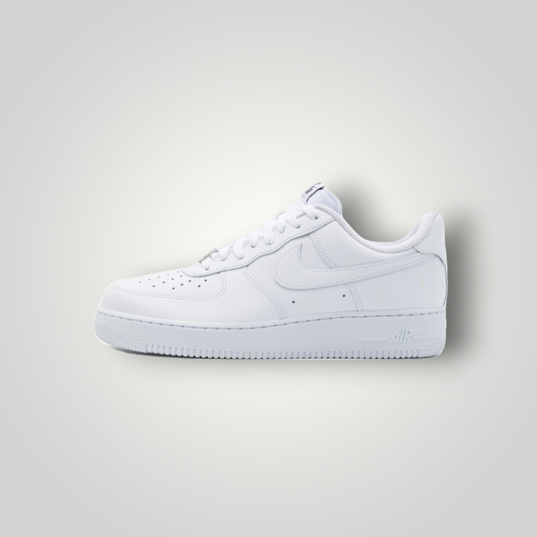 NDO Clothing Nike Air Force 1 07 FlyEase Sneaker in Weiß aus Leder mit flacher Sohle und Schnürung