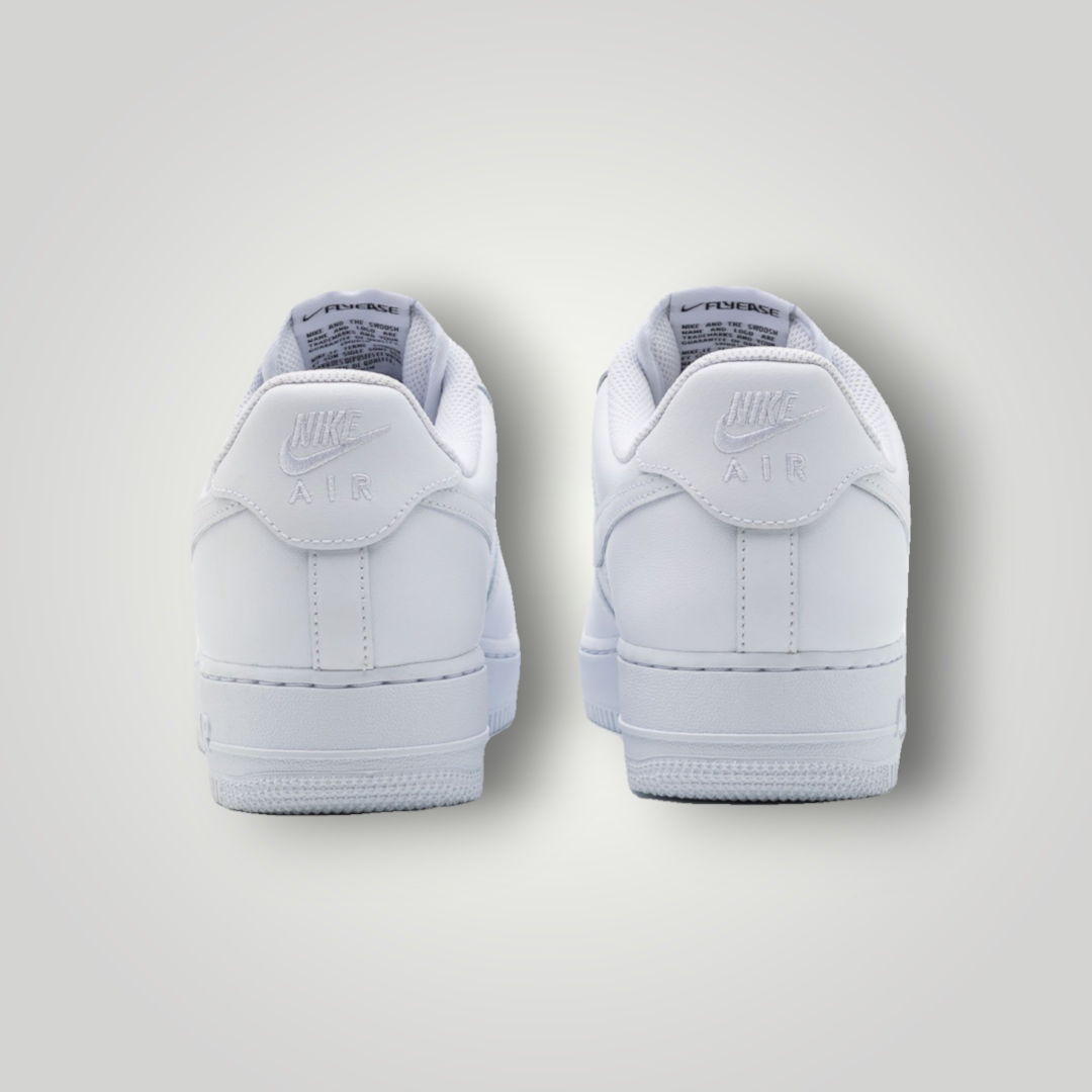 NDO Clothing Nike Air Force 1 FlyEase Sneaker in Weiß mit Leder-Obermaterial und Fersen-Detail in Rückansicht