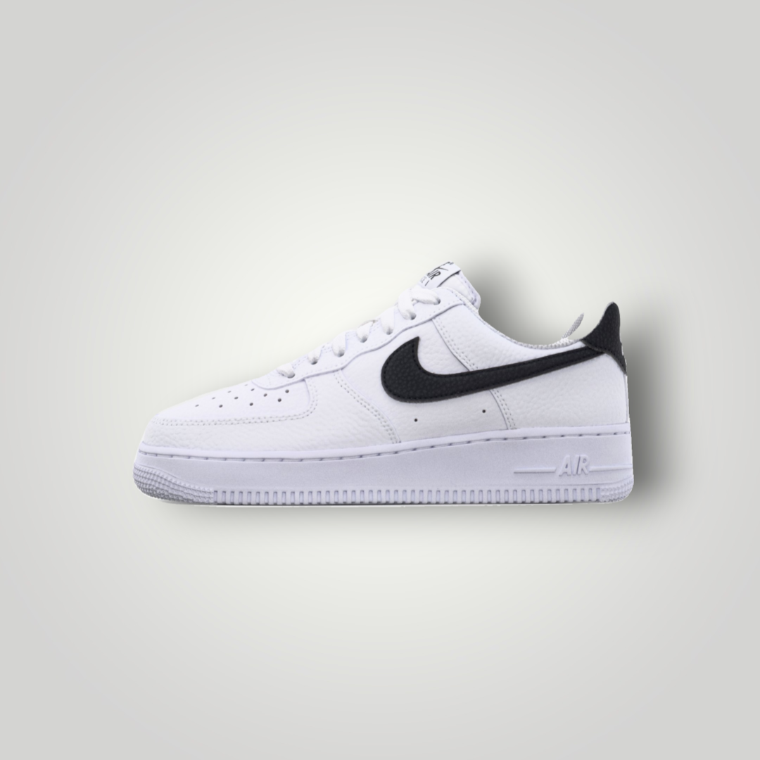 NDO Clothing Nike Air Force 1 07 Sneaker in Weiss mit schwarzem Swoosh aus Leder in Seitenansicht