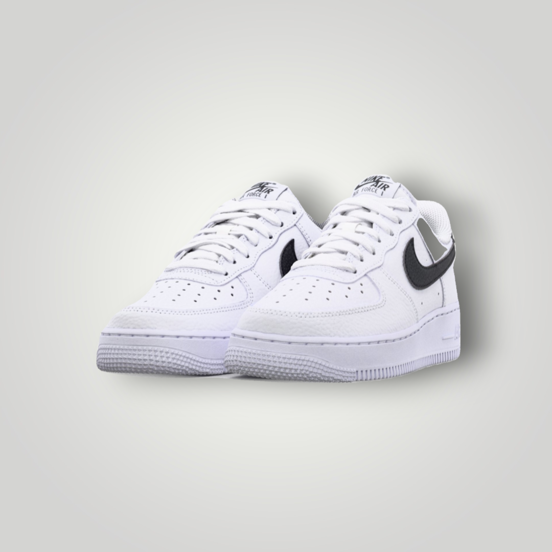 NDO Clothing Nike Air Force 1 07 Sneaker in Weiß mit schwarzem Swoosh aus Leder und Kunstleder