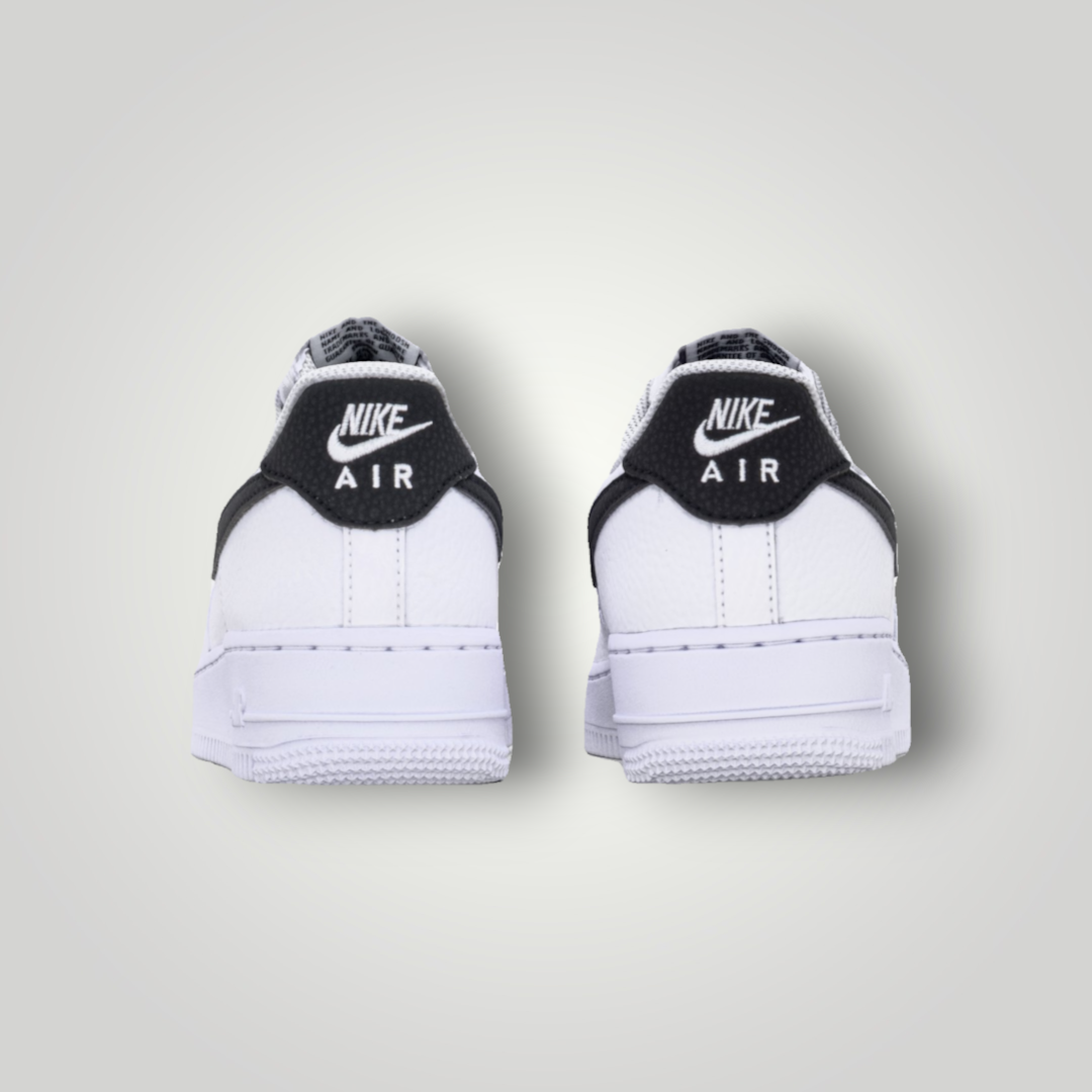 NDO Clothing Nike Air Force 1 07 Sneaker in Weiß und Schwarz, Rückansicht mit Lederdetails und Nike Air Logo.