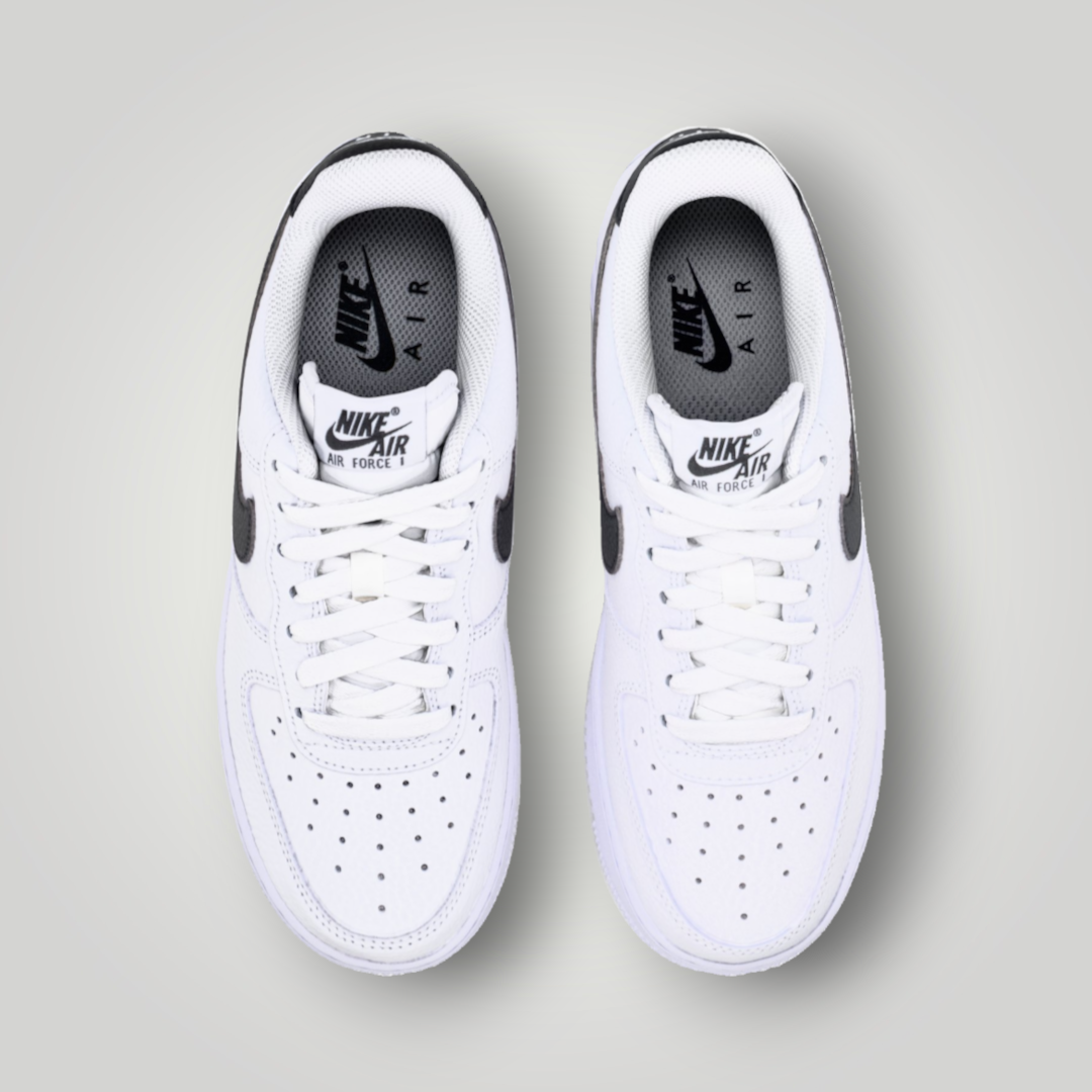 NDO Clothing Nike Air Force 1 07 Sneaker in Weiß und Schwarz aus Leder mit Schnürung und runder Schuhspitze