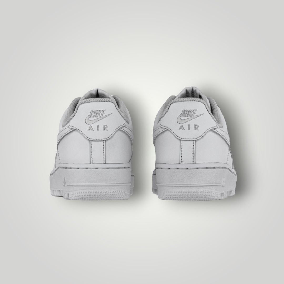 NDO Clothing Nike Air Force 1 07 Sneaker in Weiß aus Leder mit klassischer Schnürung und flacher Sohle, Rückansicht