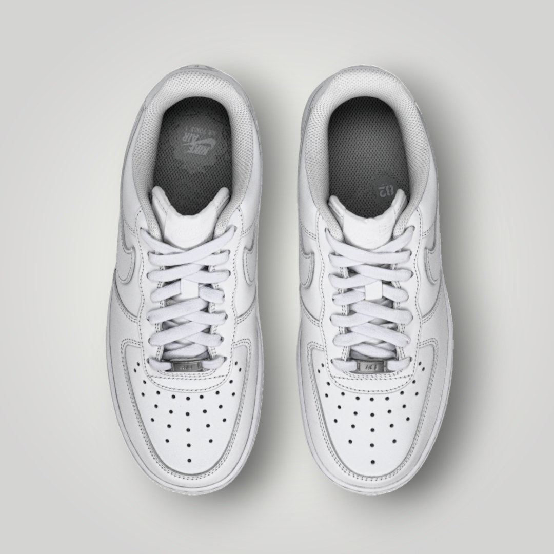 NDO Clothing Nike Air Force 1 07 Sneaker in Weiß aus Leder mit Schnürung und runder Schuhspitze in Draufsicht